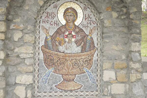 SVETINJA U KOJOJ VERA ČINI ČUDA! Nadomak Beograda krije se IZVOR i ikona kojoj se klanjaju NEROTKINJE! (FOTO)