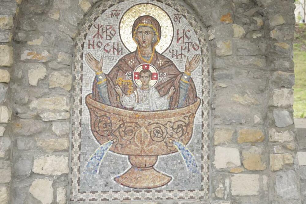 SVETINJA U KOJOJ VERA ČINI ČUDA! Nadomak Beograda krije se IZVOR i ikona kojoj se klanjaju NEROTKINJE! (FOTO)