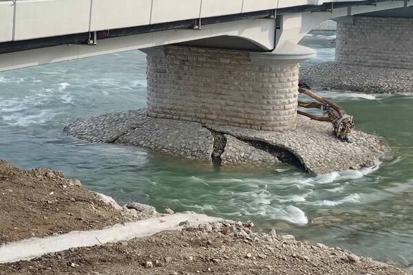 STRAŠAN PRIZOR, KONSTRUKCIJE POPUCALE: Da li će izdržati most u Prijepolju kojeg je oštetio NABUJALI LIM? (FOTO)