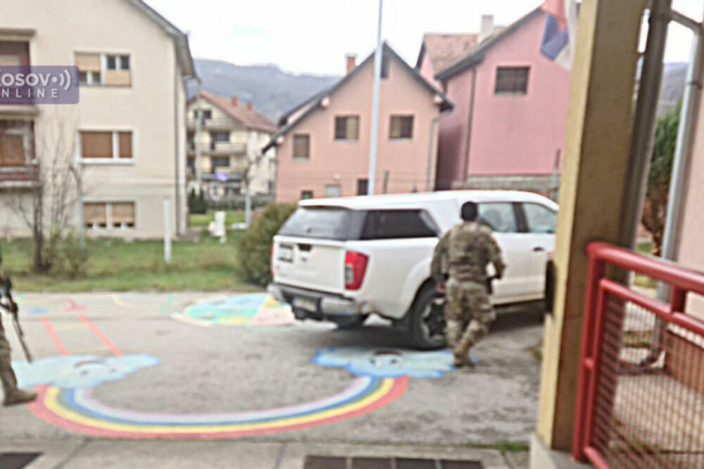 DETALJI INCIDENTA U LEPOSAVIĆU: Vojnici Kfora hteli sa oružjem da uđu u vrtić?