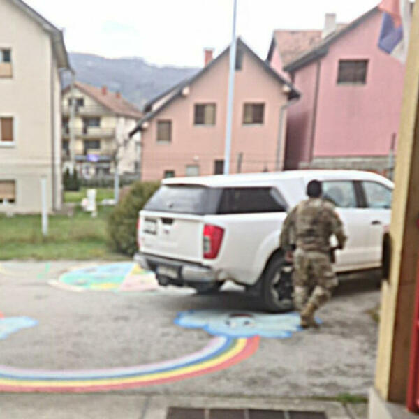 DETALJI INCIDENTA U LEPOSAVIĆU: Vojnici Kfora hteli sa oružjem da uđu u vrtić?