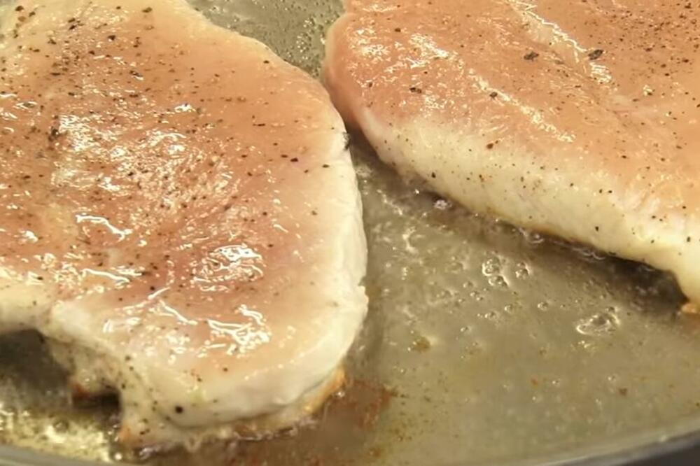 Dodajte 1 namirnicu u ulje i više neće prskati tokom prženja: Genijalana caka iskusnih domaćica koju morate znati