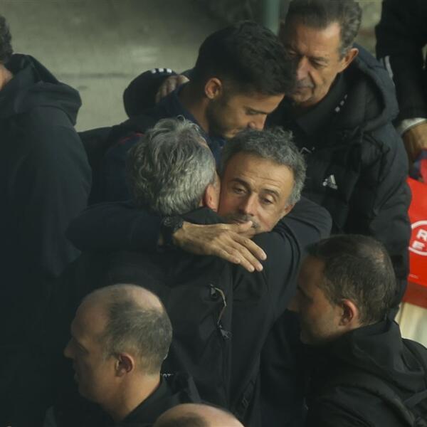 POLA EKIPE ŠPANIJE OSTALO U KATARU NA ODMORU! Enrike sa malim brojem igrača sleteo u Madrid (FOTO)