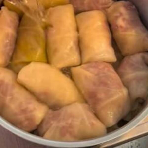 NAŠA DOMAĆICA OTKRILA RECEPT ZA SRPSKU SARMU: Od sada ćete je stalno PRELIVATI SA OVIM