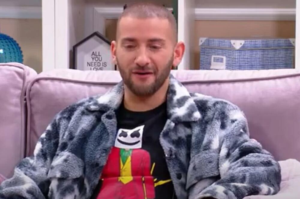 PEVAČ FRAPIRAO GLEDAOCE I VODITELJKU U PROGRAMU: Ljudi nisu mogli da veruju, niko nije provalio NA PRVU