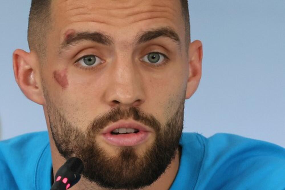 REPREZENTATIVAC HRVATSKE S MASNICOM NA LICU PRED BRAZIL: Objasnio šta mu se dogodilo...