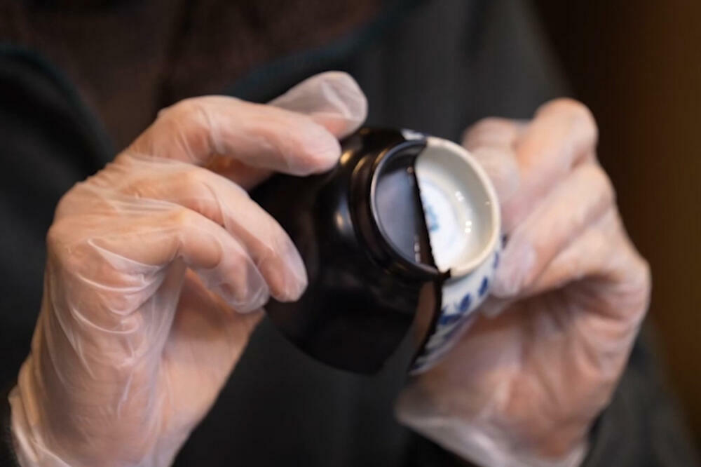 Tehnika restauracije kineskog porcelana zlatnom farbom! (VIDEO)