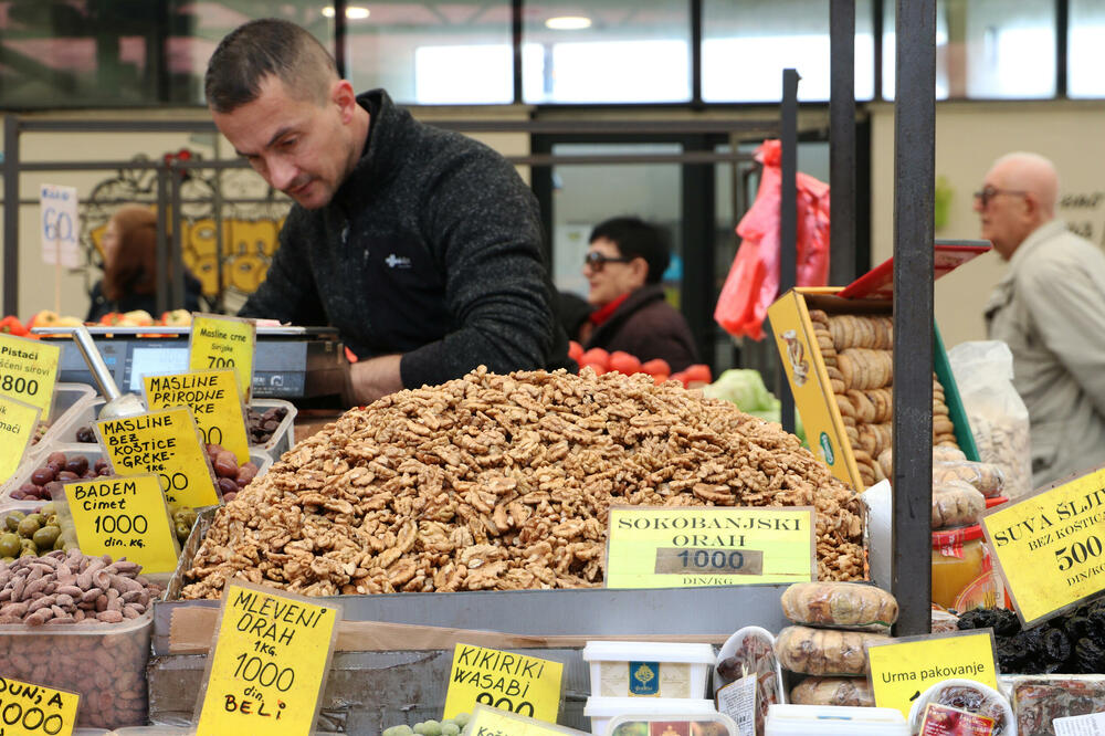 ZAGRCNUĆETE SE OD CENE ORAHA, A SEZONA SLAVA JE U PUNOM JEKU: Kilogram ove jeseni debelo "PREŠIŠAO" i pečeni BADEM