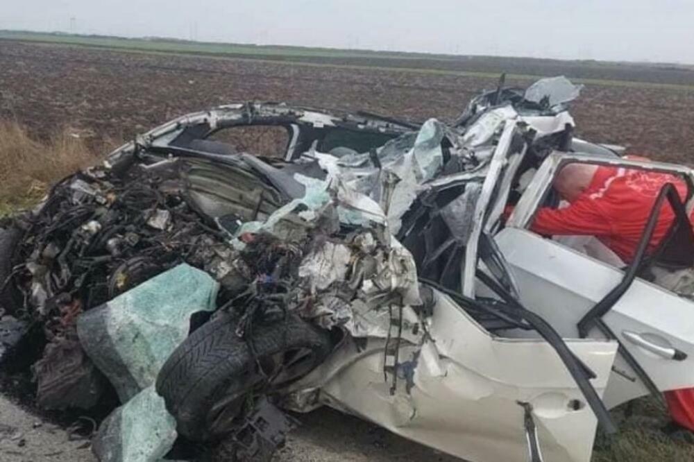 PRVA FOTOGRAFIJA SA MESTA POGIBIJE ČUVENOG MIODRAGA JEŠIĆA: Strašan prizor, automobil POTPUNO ZGUŽVAN (FOTO)