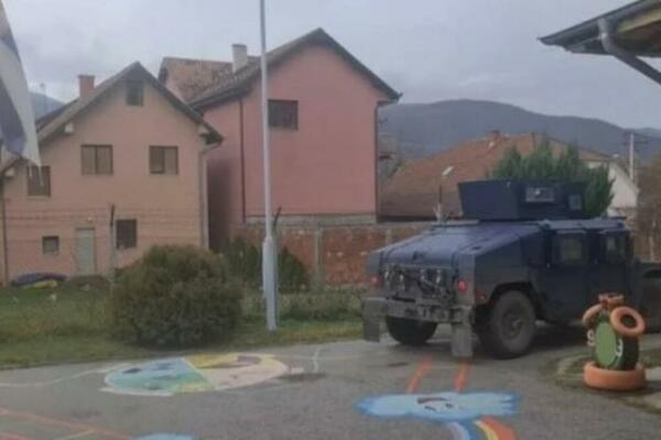 JUČE KFOR, DANAS ROSU: Naoružani do zuba bornim kolima upali u dvorište vrtića u Leposaviću dok su deca spavala