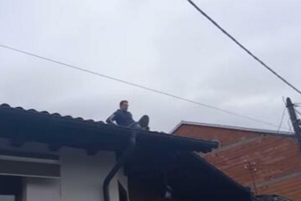 KAMION STIGAO U VELIKU HOČU DA ZAPLENI SRPSKO VINO: Domaćin preti da će SKOČITI S KROVA, majka KUKA i JAUČE! VIDEO