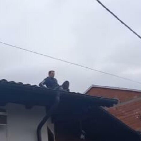 KAMION STIGAO U VELIKU HOČU DA ZAPLENI SRPSKO VINO: Domaćin preti da će SKOČITI S KROVA, majka KUKA i JAUČE! VIDEO
