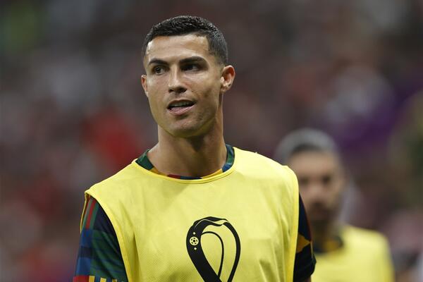 DETALJ KOJI JE MNOGIMA PROMAKAO: Navijač Maroka NASRNUO na Ronalda! (VIDEO)