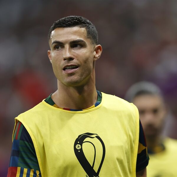 DETALJ KOJI JE MNOGIMA PROMAKAO: Navijač Maroka NASRNUO na Ronalda! (VIDEO)