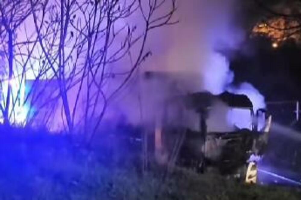 POŽAR U SURČINU: Vatra progutala ŠLEPER (VIDEO)