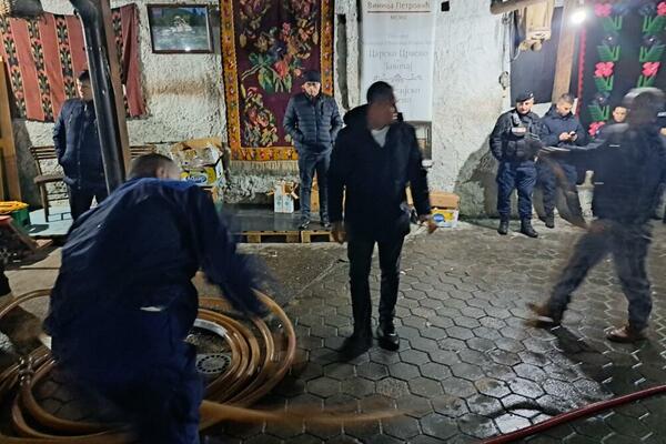 POLICIJA ZAPLENILA SVO VINO PORODICE PETROVIĆ: Završena DVODNEVNA DRAMA u Velikoj Hoči (VIDEO)