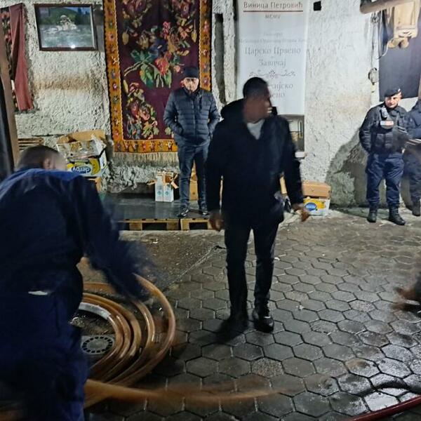 POLICIJA ZAPLENILA SVO VINO PORODICE PETROVIĆ: Završena DVODNEVNA DRAMA u Velikoj Hoči (VIDEO)