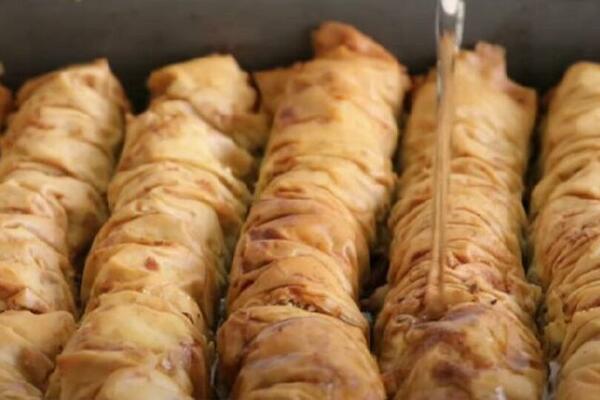 DOMAĆICE NE ZNAJU DA OVO TREBA DODATI U BAKLAVU KAKO BI BILA NAJSOČNIJA: Posle nje, slatkiši vam NEĆE TREBATI