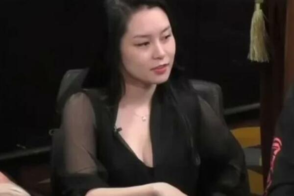 POKER IGRAČICA ŠOKIRALA NA TURNIRU: Niko nije mogao sa skine POGLED SA NJE, kad vidite zašto PAŠĆETE U TRANS! VIDEO