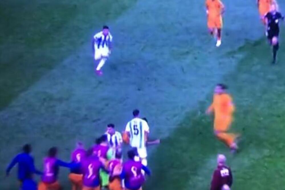 NEVIĐEN HAOS NA MEČU ARGENTINE I HOLANDIJE! Skočila cela klupa, sudija delio kartone! (VIDEO)