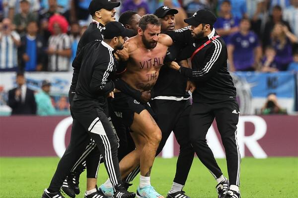 SKANDAL NA MEČU ARGENTINE I HOLANDIJE: Čovek u gaćama uleteo na teren - evo šta mu je pisalo na grudima! (VIDEO)