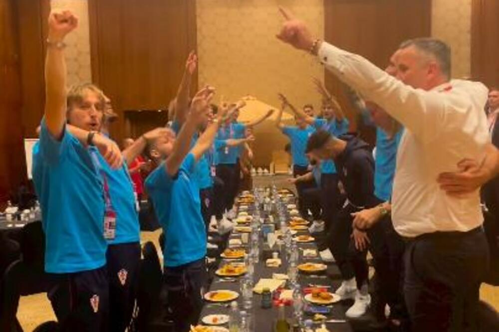 NISU MOGLI BEZ SKANDALA: Fudbaleri Hrvatske slavili uz pesmu TOMPSONA, javila se i Kolinda! (FOTO/VIDEO)