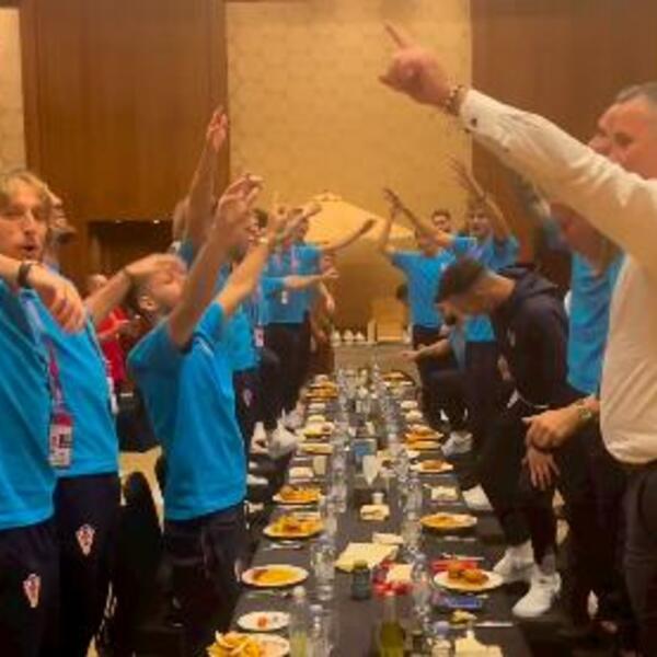 NISU MOGLI BEZ SKANDALA: Fudbaleri Hrvatske slavili uz pesmu TOMPSONA, javila se i Kolinda! (FOTO/VIDEO)