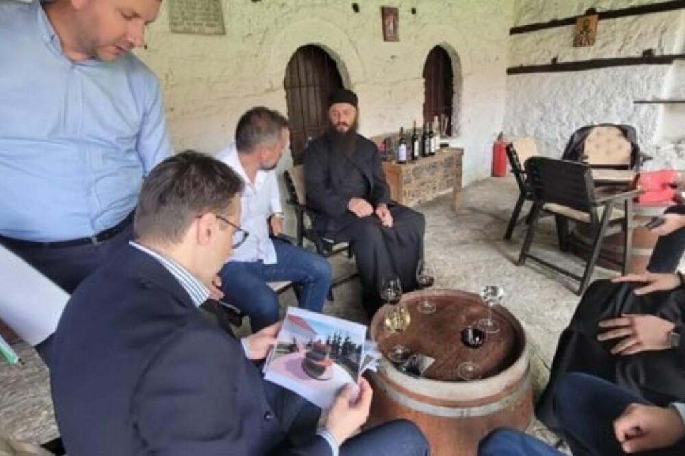 MANASTIR HILANDAR POKLANJA VINO PORODICI PETROVIĆ SA KiM: Stiže podrška iz najveće srpske svetinje!