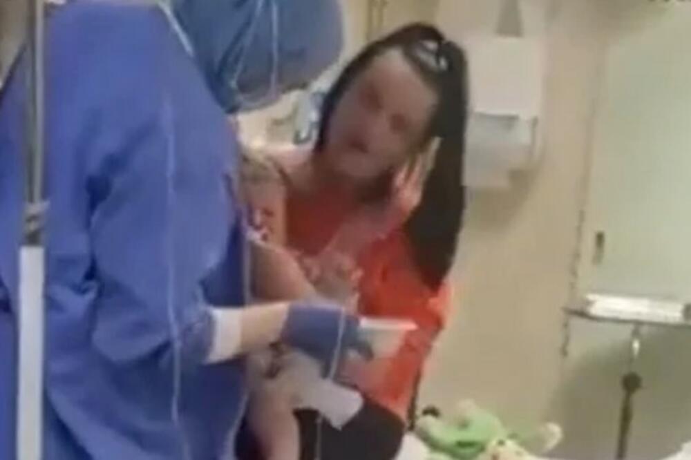 VASPITAČICA POPRAVLJALA VEŠTAČKE NOKTE, PA LEPKOM ZALEPILA OKO DETETU OD GODINU DANA: Potez majke je šok!