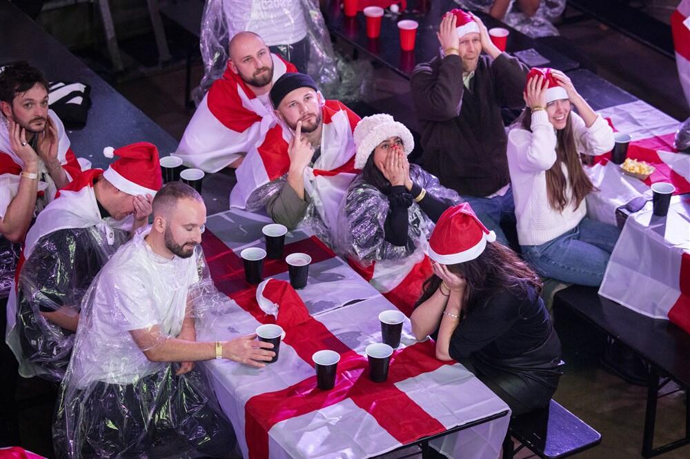 ENGLEZI POTROŠILI 400.000.000 EVRA NA PIVO! Navijači "Gordog Albiona" tugu lečili u preko 30.000 pabova (GOTO)