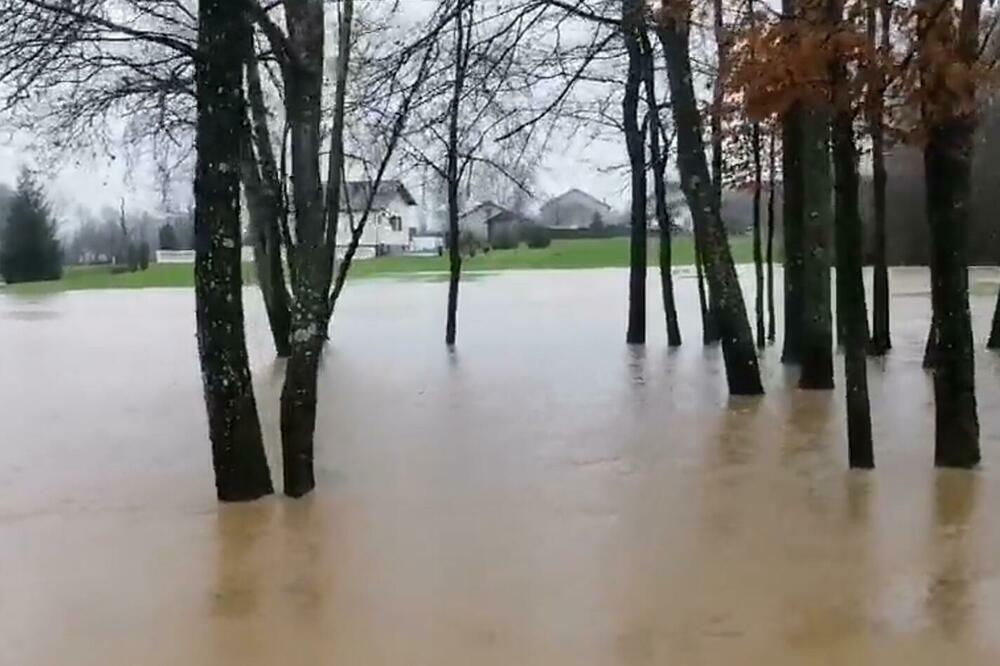 PROGLAŠENA VANREDNA SITUACIJA U KOZARSKOJ DUBICI ZBOG POPLAVA! Klizišta prete PUCANJU nasipa (FOTO/VIDEO)
