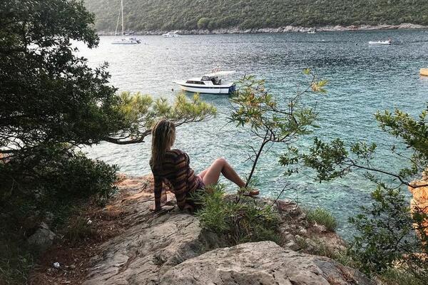 POBEGLA IZ BEOGRADA: Našu prelepu VODITELJKU ULOVILI SMO U SNEGU, evo šta radi kada NEMA KAMERA