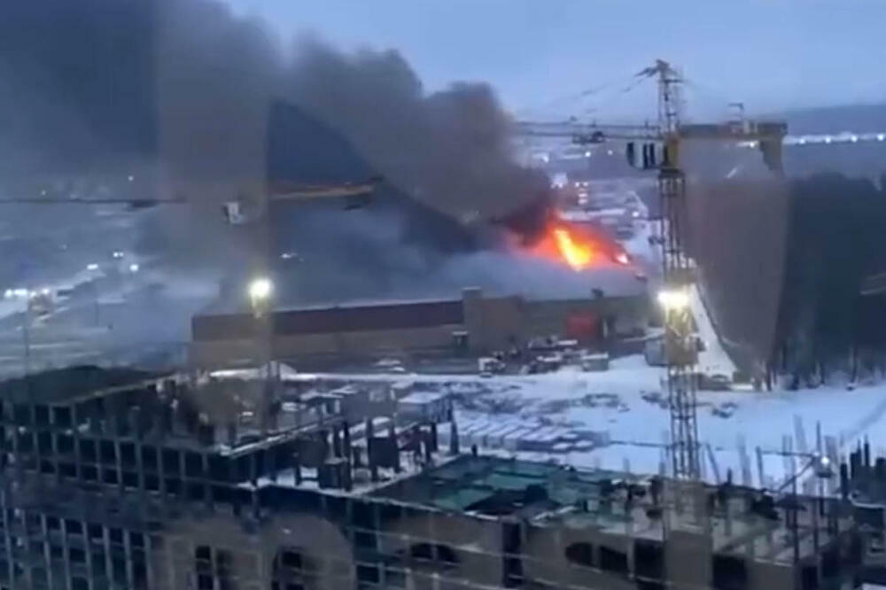 MOSKVA NA NOGAMA, VELIKI POŽAR U TOKU: Urušava se krov, gori preko 10.000 metara kvadratnih (VIDEO)