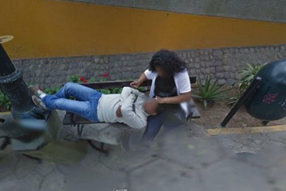 GLEDAO SVOJE KRETANJE PO GUGL STRITU PA NALETEO NA SOPSTVENU ŽENU S LJUBAVNIKOM: Na Mostu uzdaha grli DRUGOG ČOVEKA