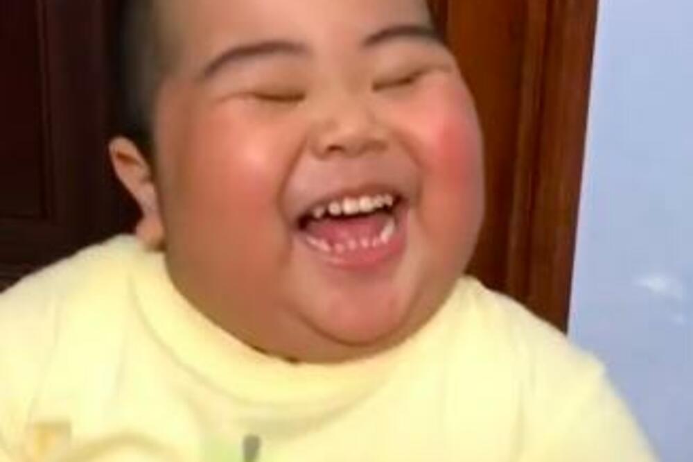 SMEH OVE BEBE ZAPALIO DRUŠTVENE MREŽE: Svi se iznenade kada čuju kako zvuči, POSLUŠAJTE I VI (VIDEO)