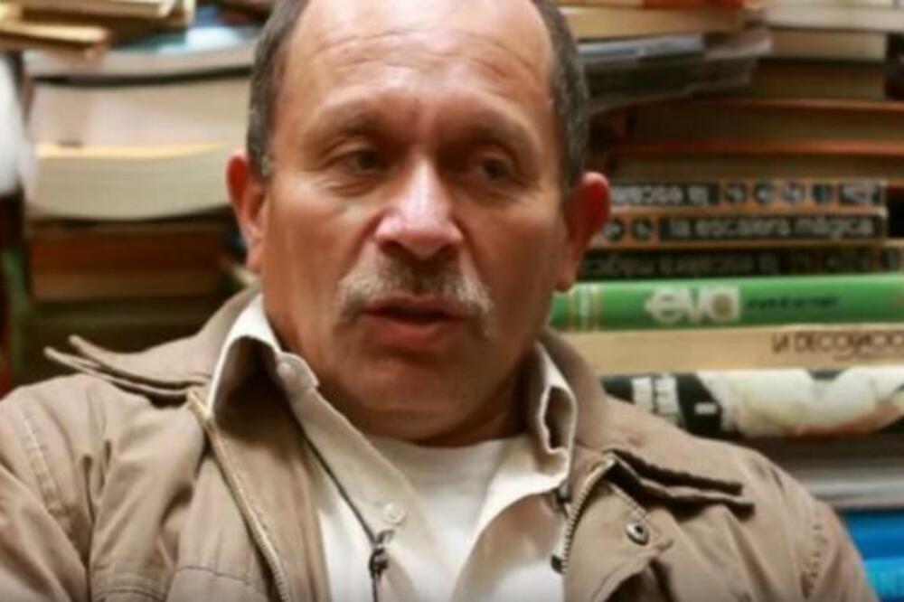 ĐUBRETAR JE GODINAMA SKUPLJAO BAČENE KNJIGE, a onda je odlučio da uradi nešto što je ŠOKIRALO SVET! (VIDEO)