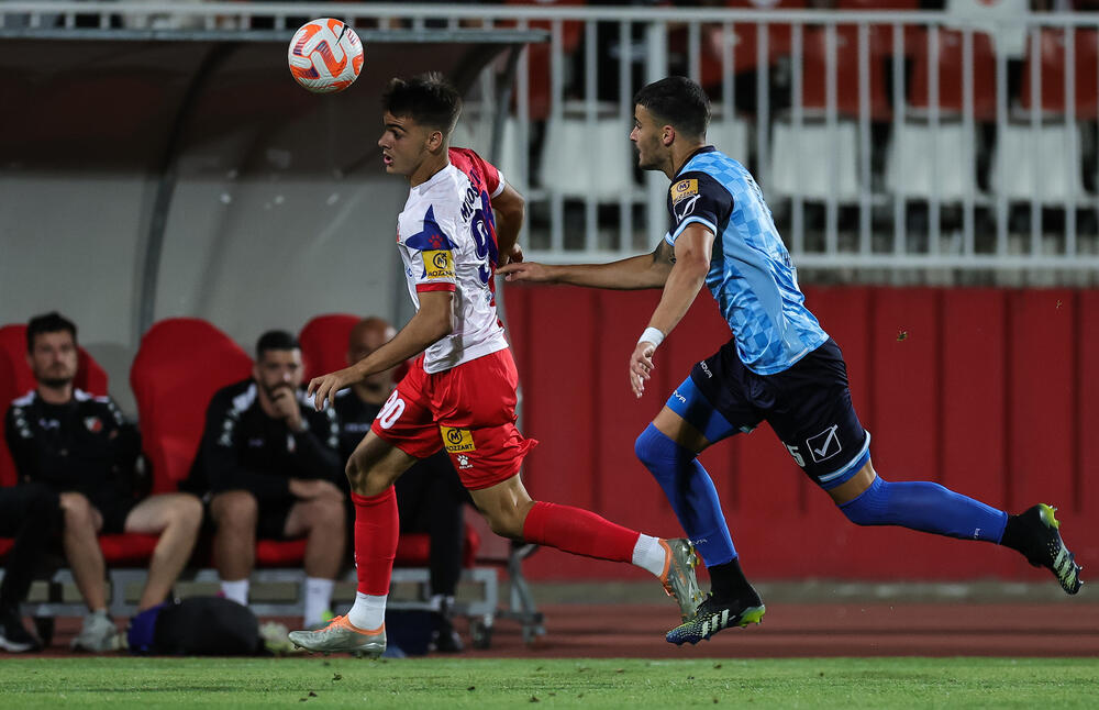 Jovan Milošević u dresu Vojvodine, levo