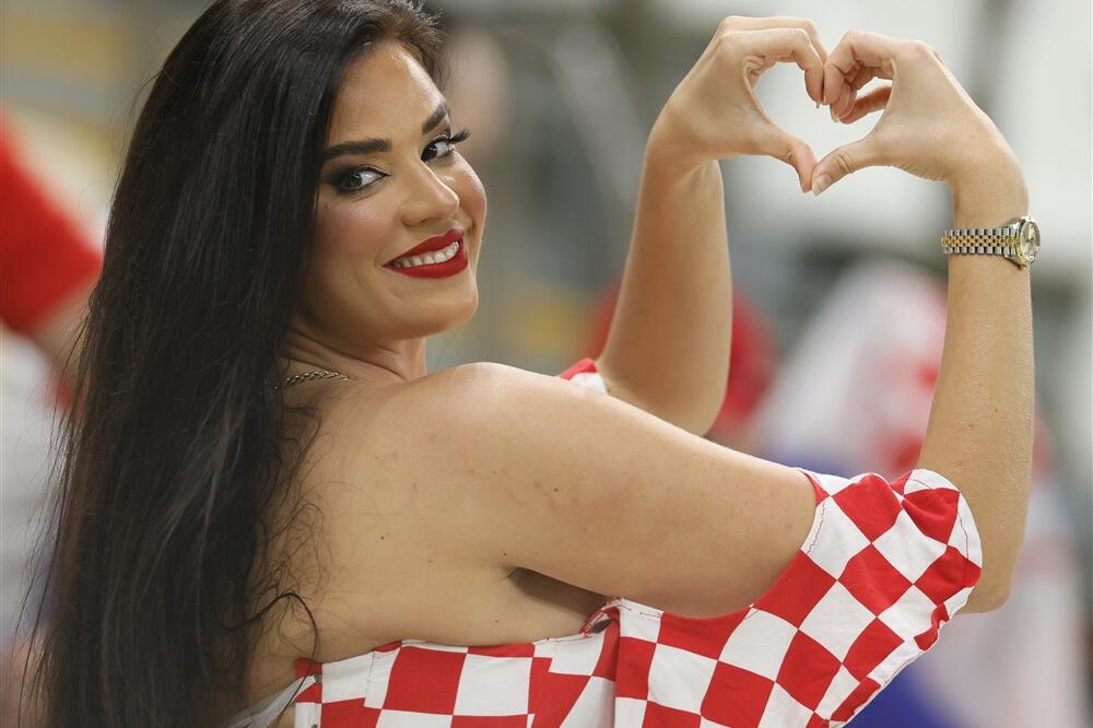 SKINULA SE POZNATA HRVATICA, UHVATILA SE ZA JEDAN DEO TELA PA URADILA TO PRED KAMERAMA: Nikako nije za maloletne