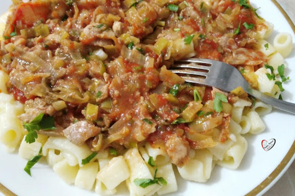 POSNA TESTENINA KOJA JE SPREMNA ZA 10 MINUTA, A PRELIV JE MNOGO ZDRAV: Savršeni obrok za početnike u kuvanju!