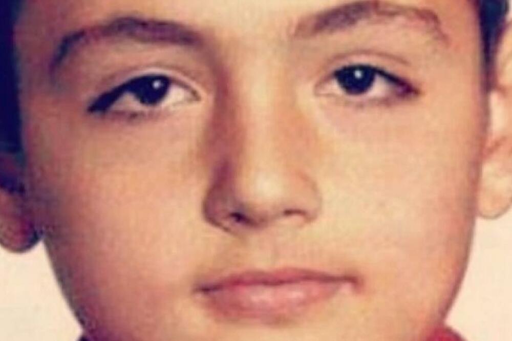 OVDE JE TITOV PIONIR, A DANAS POPULARNI PEVAČ: U braku je sa svojom koleginicom, ali NEMA ŠANSE DA GA PREPOZNATE