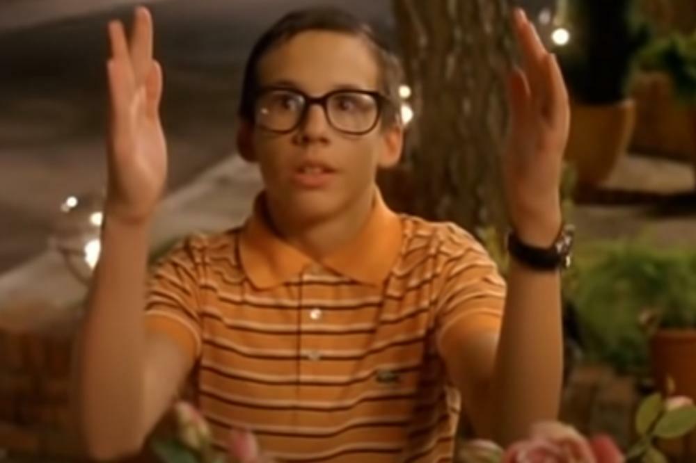 ZNAMO GA KAO ŠTREBERA IZ "ANĐELA", A SADA JE OZBILJNA FACA: Da ga vidite na ULICI ne biste ga PREPOZNALI (FOTO)