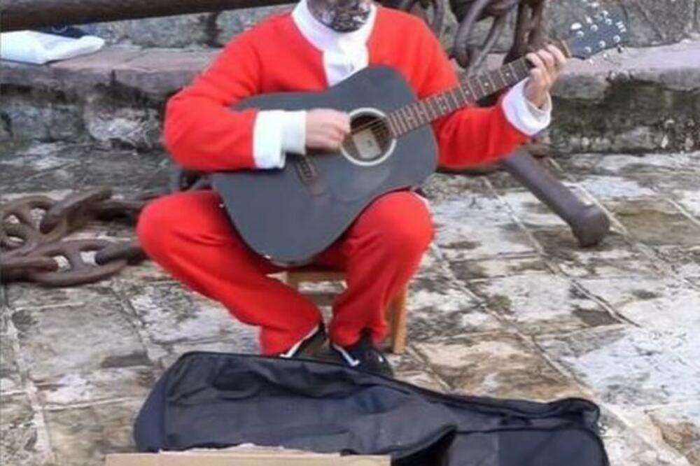 STRAHINJA SE OBUKAO KAO DEDA MRAZ I SEO NA ULICU: Poruke na kartonu zbunile ljude, a onda se saznala istina (VIDEO)