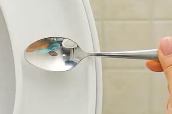 ZALEPILA JE KAŠIKU NA WC ŠOLJU I SVE DALJE JE SNIMILA KAMEROM: Niko ne može da veruje da je OVO REZULTAT (VIDEO)