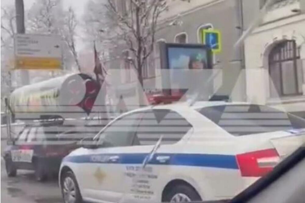 RUS PARKIRAO "RAKETU" ISPRED AMERIČKE AMABASADE I UPUTIO OVU PORUKU! Policija odmah reagovala (VIDEO)