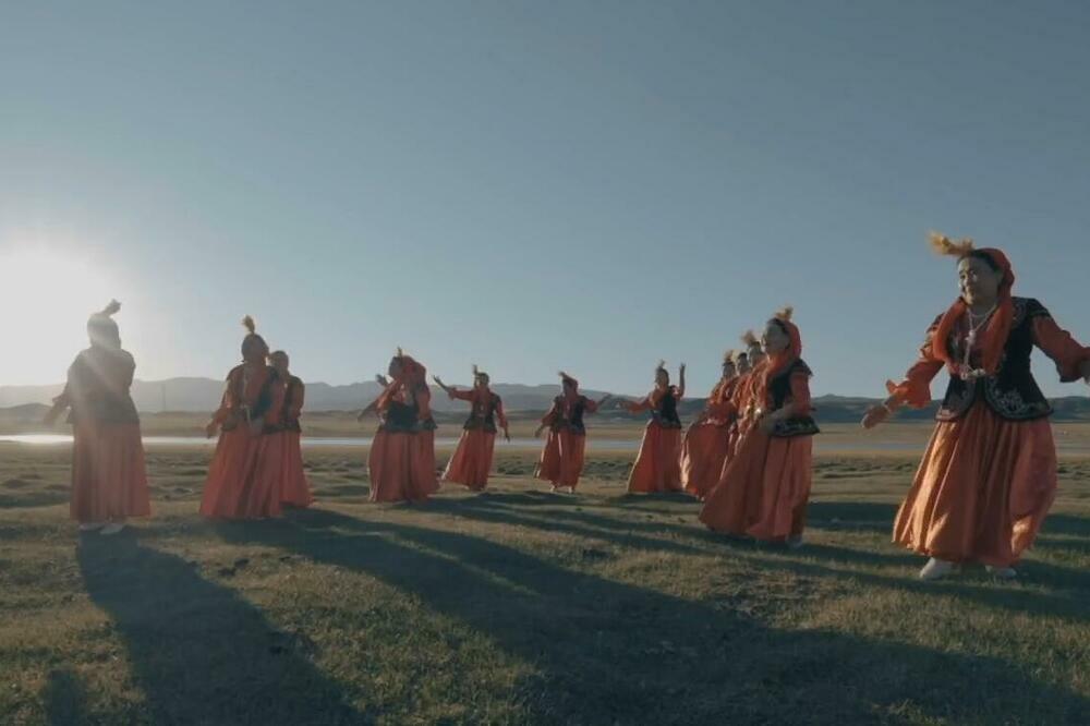 Pripadnici nacionalnosti Kazak koji vole da plešu (VIDEO)