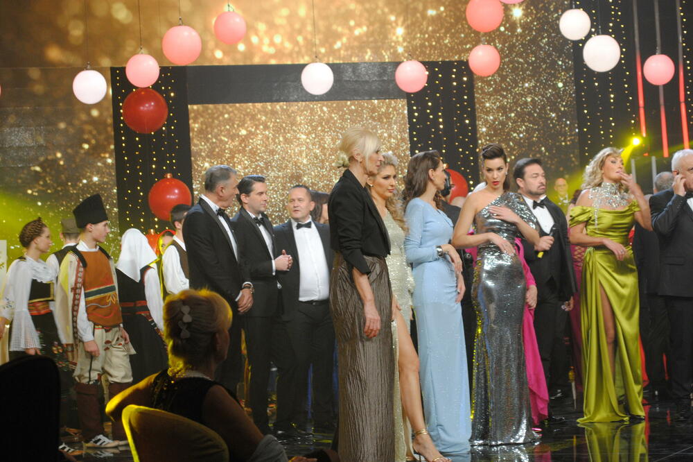 KAMERA JE SVE ZABELEŽILA: Olivera Kovačević ZAVELA RED na snimanju novogodišnjeg programa (FOTO)