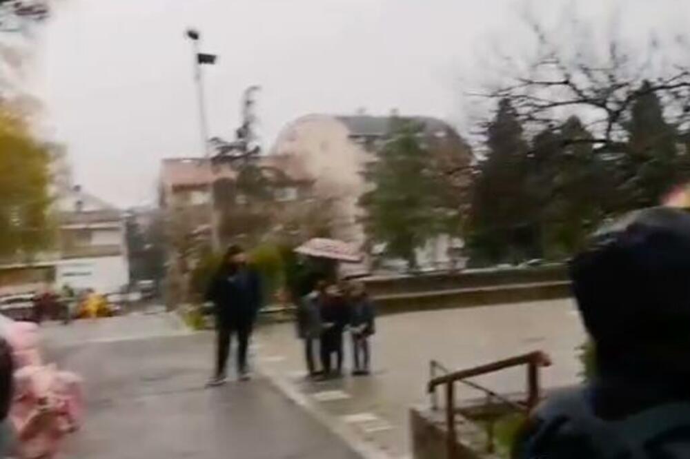 DECA PO ZIMI I KIŠI ČEKAJU DA ZVONI? Roditelj snimio PROMRZLE ĐAKE u Žarkovu, oglasio se i DIREKTOR!