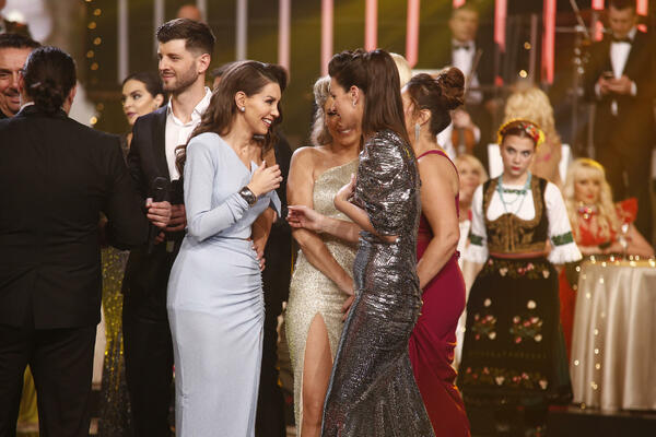 OVAKVE VODITELJKE IMA SAMO RTS! Pokazale GOLE BATAKE i oduvale sve GLAMUROZNIM IZGLEDOM, ne zna se koja je BOLJA