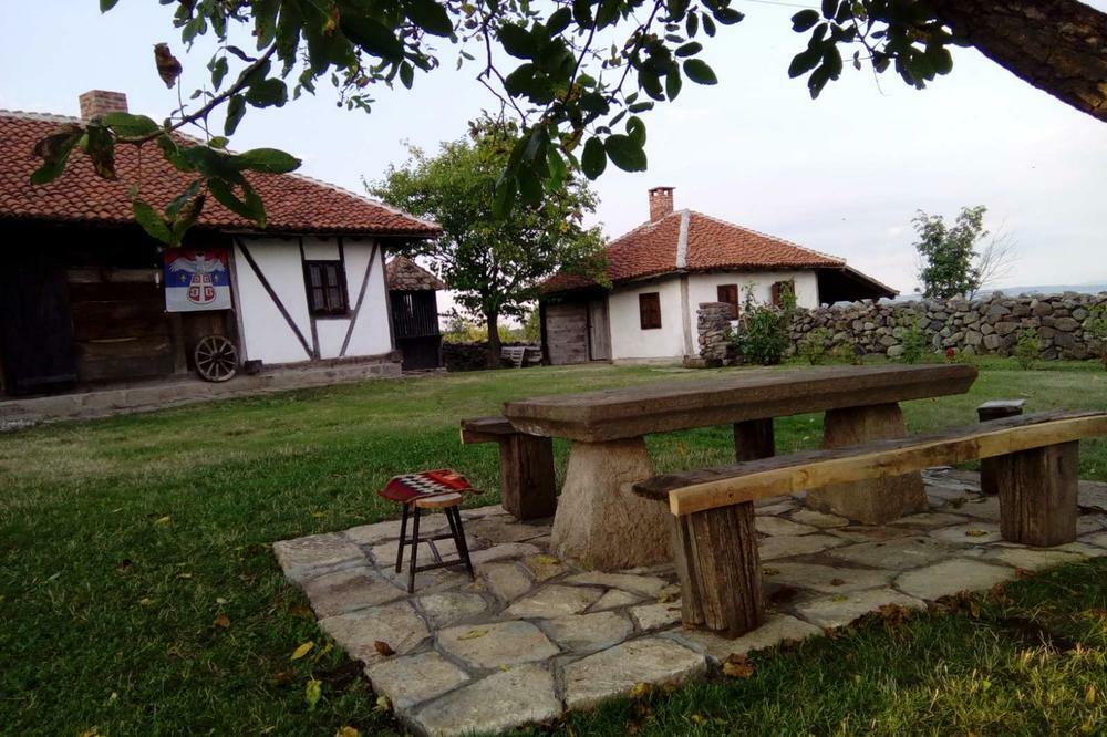 PRIZOR JE JEZIV: Pogledajte šta se NALAZILO NA MESTU gde je snimana serija "MOJ ROĐAK SA SELA" (FOTO)