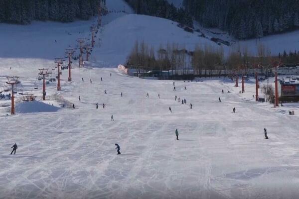 OTVORENO SKIJALIŠTE U SINĐIJANGU: Otvorena sezona, ljubitelji belog sporta pohrlili na belu stazu! VIDEO